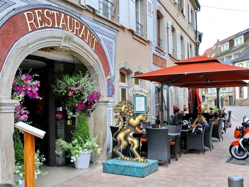 Das Hotel Au Lion d'Or liegt im Elsass in der kleinen romantischen Stadt La Petite Pierre.
